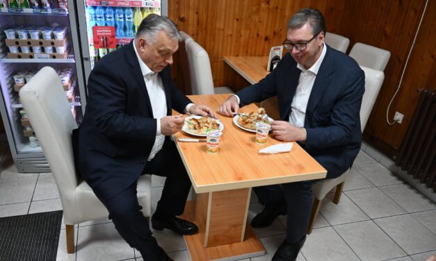 „Miközben ég a ház a fejünk felett, az elnök a burekkal foglalkozik”