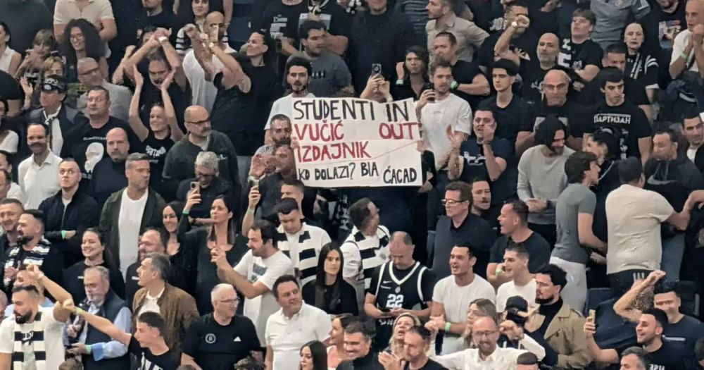 Elvették a bérletét az egyetemistákat támogató transzparens miatt