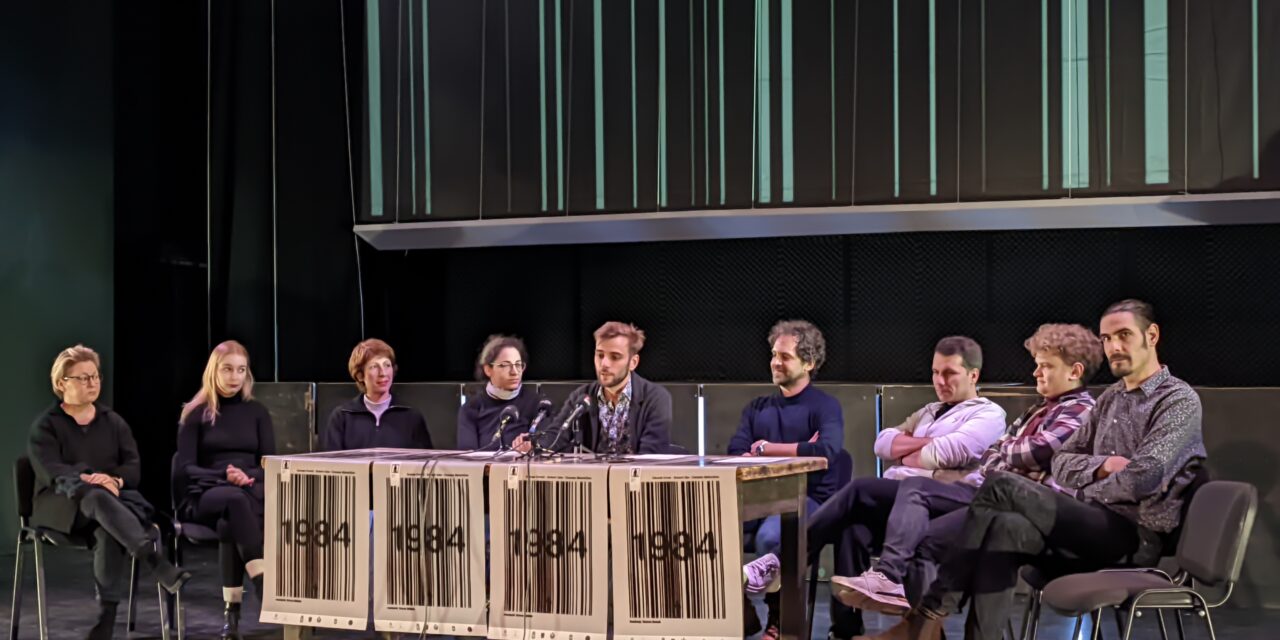 <span class="entry-title-primary">A Nagy Testvér itt van és figyel minket</span> <span class="entry-subtitle">Orwell: 1984 a Kosztolányi Dezső Színház színpadán!</span>