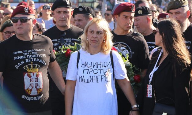 Dijana Hrka elhagyta a parlament előtti területet