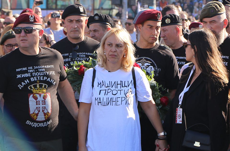 Dijana Hrka elhagyta a parlament előtti területet