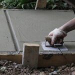 Gyorskötésű keverék előnyei kisebb betonozási munkák során (Fotó: www.ujhazbodrogi.hu)