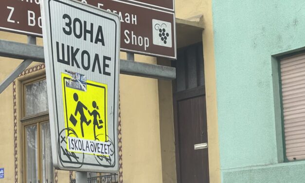 Kétnyelvű táblákat „fabrikál” valaki Szabadkán