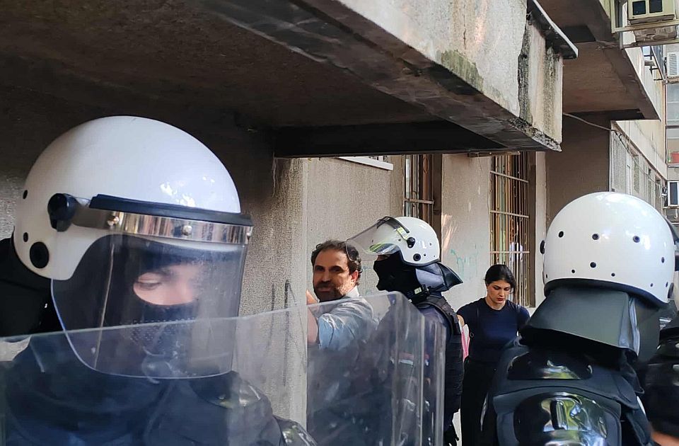 Ügyvéd: Alaptalanul tartják házi őrizetben a képviselőt, és törvénytelenül még le is hallgatják