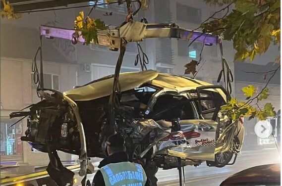 Totálkárosra tört mindkét autó az ütközésben, a taxi sofőrje nem élte túl a balesetet