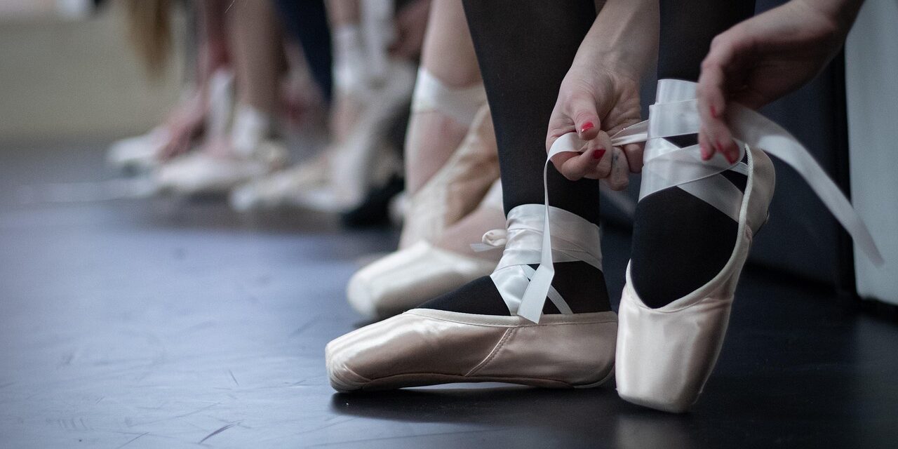 A középfokú végzettségű, 88 éves balerina jóval többet keres, mint a tudományos tanácsadó