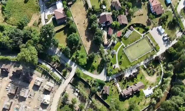 Így néz ki a honvédelmi miniszter mesés birtoka (videóval)