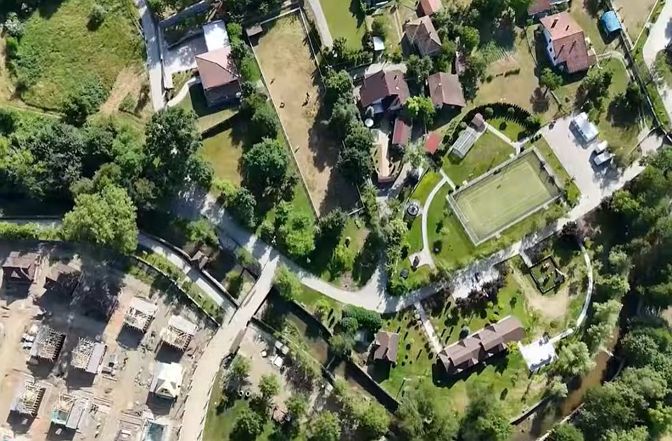 Így néz ki a honvédelmi miniszter mesés birtoka (videóval)