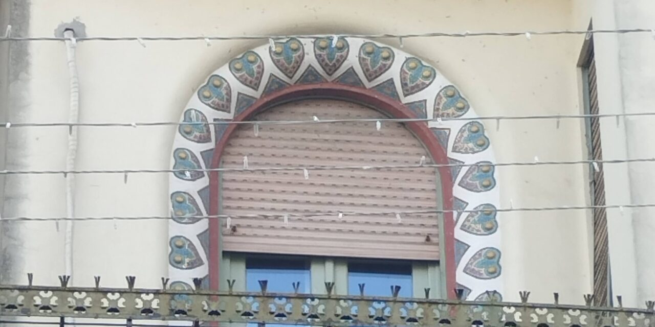 Átfúrták egy védett palota homlokzatát a szabadkai Korzón, feljelentést tesznek a műemlékvédők