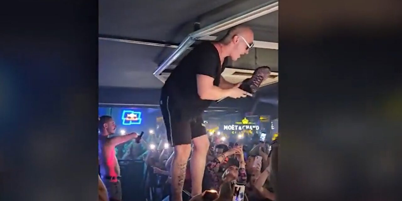 Banja Luka polgármestere kitiltotta Desingericát a városból, aki meghívja fellépni, büntetést kap