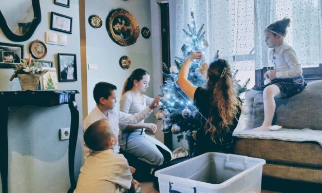 <span class="entry-title-primary">„Rend a lelke mindennek”</span> <span class="entry-subtitle">Az öt gyermeket nevelő Farkas Laura és András családjában a virtuális tér helyett a sok beszélgetés és a közös kalandozások jelentik az összetartozást </span>