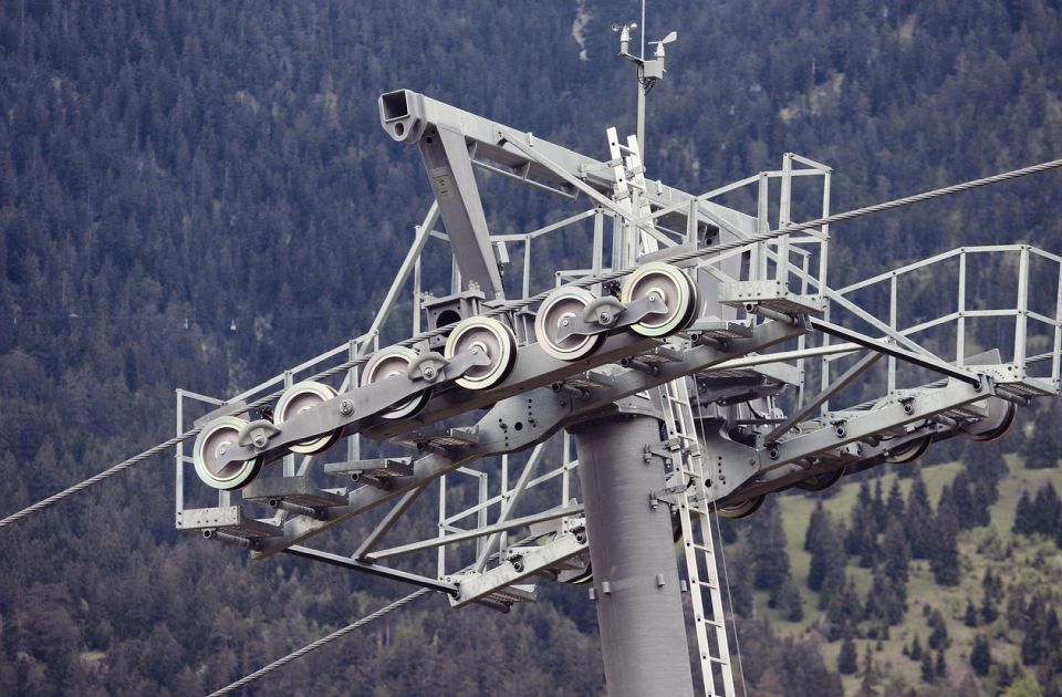 A felvonó, amelyen a halálos baleset történt, 35 éves és hiányzik egy tartóoszlopa