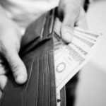 Amikor egy doktori fokozattal rendelkező kevesebbet keres, mint egy általános iskolát végzett személy