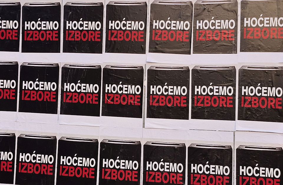 A december 28-ai tüntetésen a választások kiírásáért gyűjtenek aláírásokat az egyetemisták