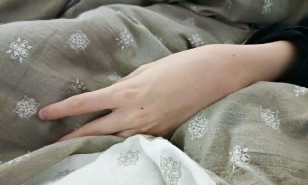 Tizenhárom éve várnak a státuszuk rendezésére a beteg gyermeküket 24 órában gondozó szülők