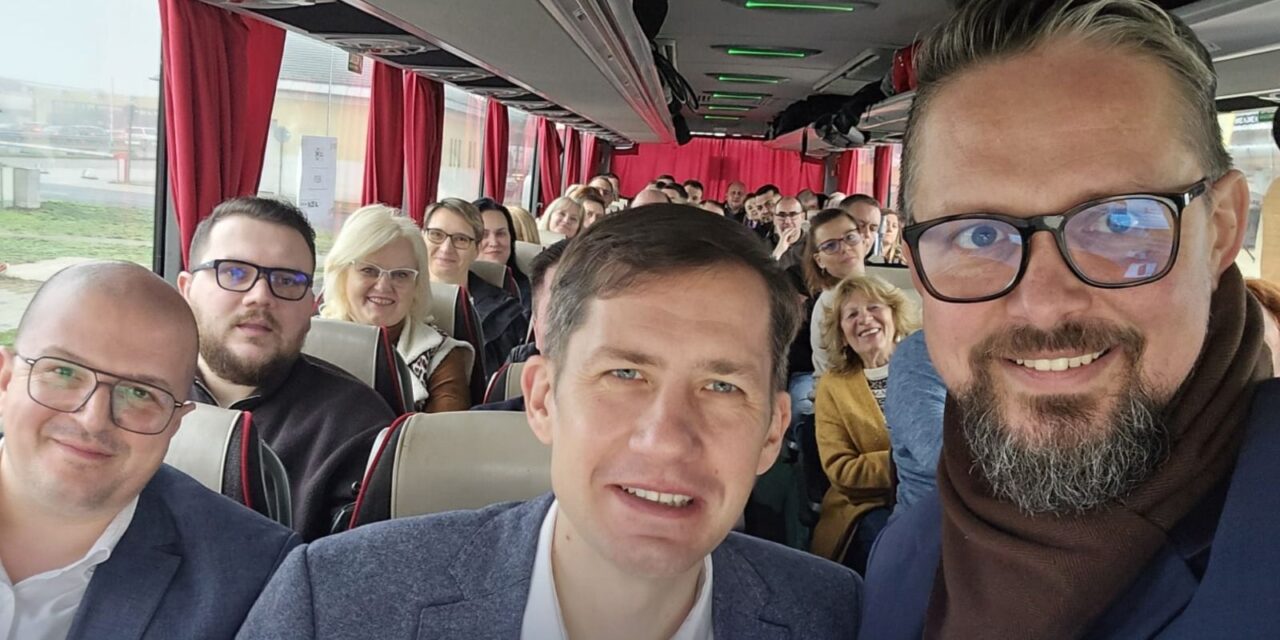 Külön busszal mennek a VMSZ-esek a DPK szegedi gyűlésére