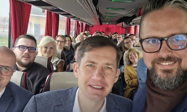 Külön busszal mennek a VMSZ-esek a DPK szegedi gyűlésére