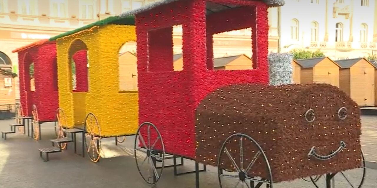 Újévi dekoráció Újvidék központjában – igen, jól látják, egy VONAT