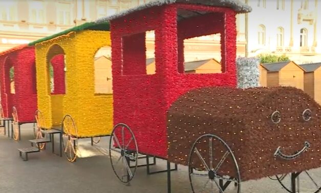 Újévi dekoráció Újvidék központjában – igen, jól látják, egy VONAT