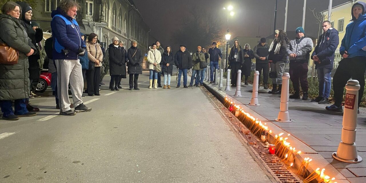 A szabadkai vasútállomásnál az újvidéki tragédia áldozataira emlékeztek (Fotók)