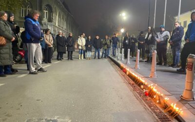 A szabadkai vasútállomásnál az újvidéki tragédia áldozataira emlékeztek (Fotók)