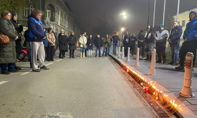 A szabadkai vasútállomásnál az újvidéki tragédia áldozataira emlékeztek (Fotók)