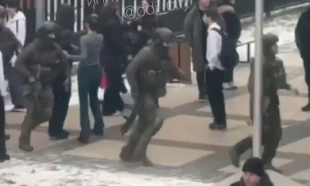 Tinédzser gyilkolt és túszul ejtett egy diákot az elitiskolában (videó)