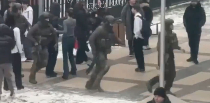 Tinédzser gyilkolt és túszul ejtett egy diákot az elitiskolában (videó)