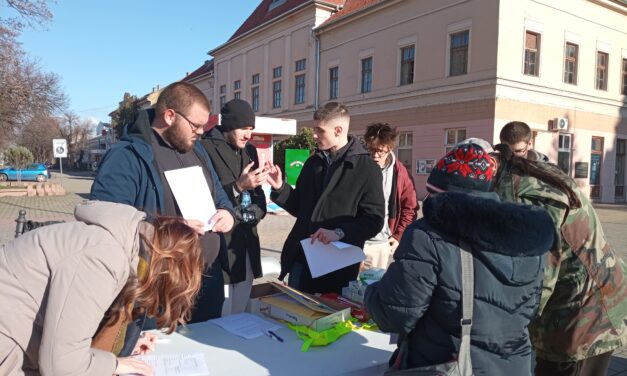 Óbecsén 20 óráig várják az egyetemisták a támogató aláírásokat