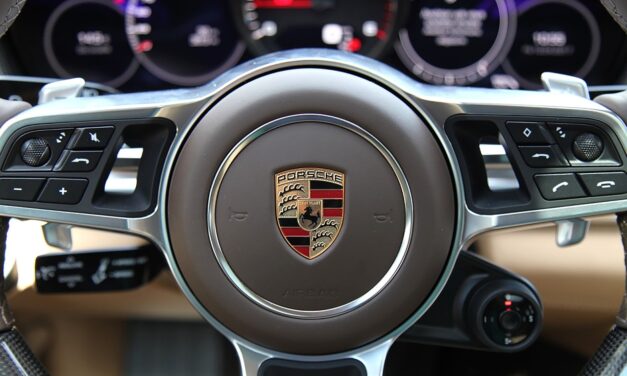 Több mint kétszázzal száguldott a Porsche fiatal sofőrje, de a rendőrök utolérték