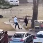 Egy civil csavarta ki az egyik sydney-i lövöldöző kezéből a fegyverét