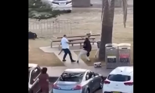 Egy civil csavarta ki az egyik sydney-i lövöldöző kezéből a fegyverét