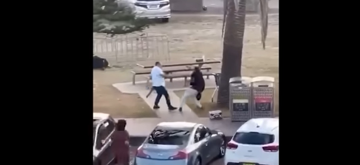 Egy civil csavarta ki az egyik sydney-i lövöldöző kezéből a fegyverét