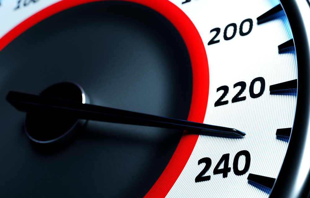 Száz helyett kétszáznegyvennel, jogosítvány nélkül, csúszós úton, esőben