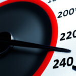 Száz helyett kétszáznegyvennel, jogosítvány nélkül, csúszós úton, esőben