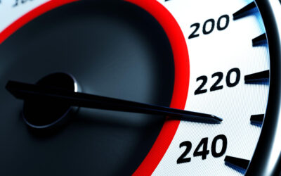 Száz helyett kétszáznegyvennel, jogosítvány nélkül, csúszós úton, esőben