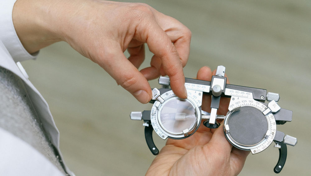 Szürkehályog műtét mindkét szemen egyszerre: mikor ajánlott és mennyi ideig tart a felépülés?