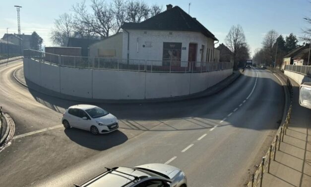 Orosz rulettet játszik, aki a topolyai vasútállomás felől érkezik autóval