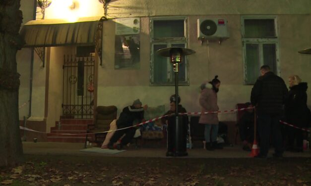 Az utcán éjszakáznak a topolyaiak, hogy az elsők között adhassák be a pályázatukat