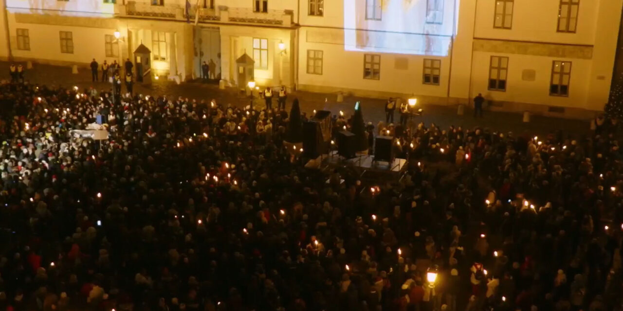 <span class="entry-title-primary">Magyar Péter: Ennek a hatalomnak vége van</span> <span class="entry-subtitle">Tömegtüntetés a gyermekvédelemért a Sándor-palota előtt</span>