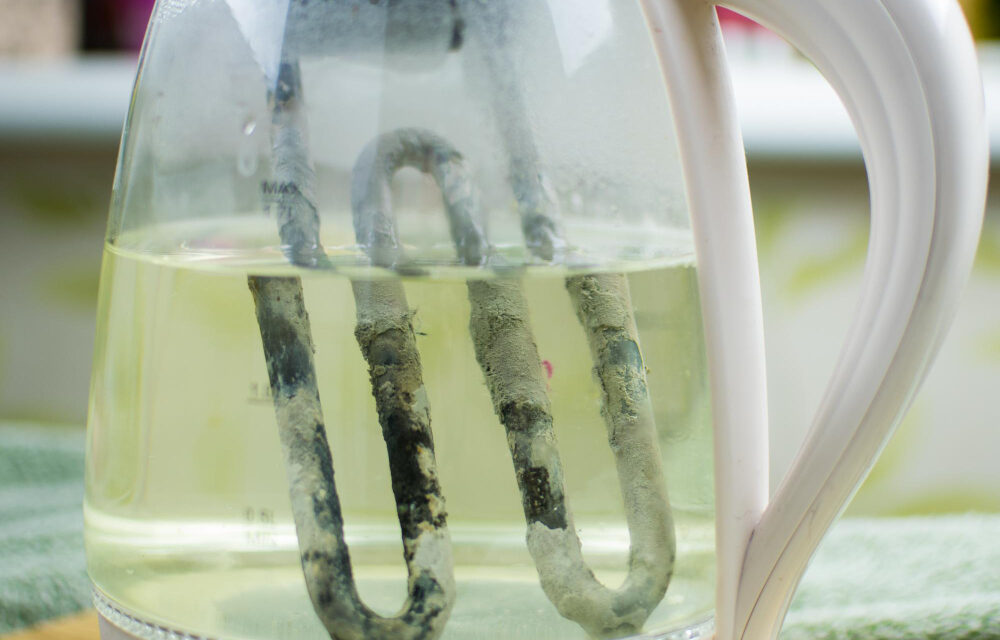 Fehér foltok a poharakon, gyorsan vízkövesedő vízforraló? Lehet, hogy kemény a vized – mutatjuk, mit tehetsz!