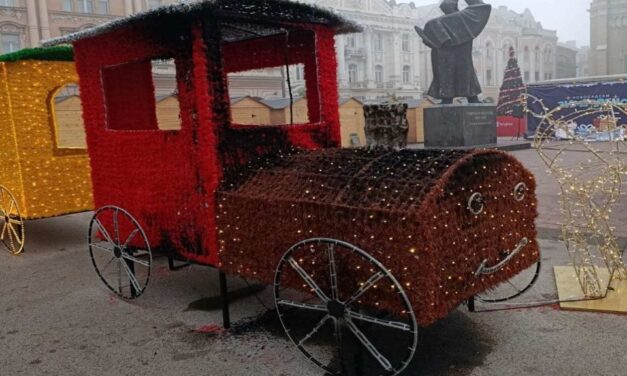 Felgyújtották a vonatot ábrázoló ünnepi díszt Újvidéken