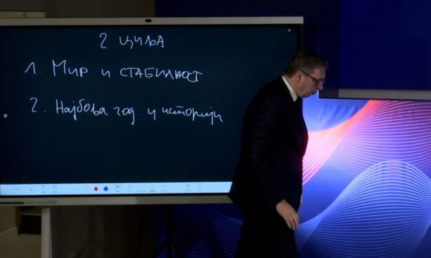 Elnöki monológok közvetítése helyett a hiteles tájékoztatás a köztévé feladata