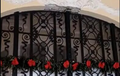 Leomlott a boltív egy darabja a Zentai Városháza bejáratánál (videóval)