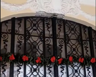 Leomlott a boltív egy darabja a Zentai Városháza bejáratánál (videóval)