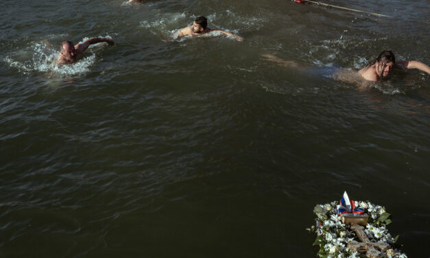 A szent keresztért úsztak Törökbecsén (Galéria)