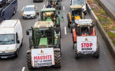 350 traktor Párizs utcáin