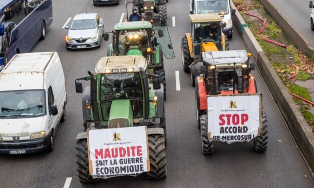 350 traktor Párizs utcáin