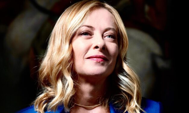 Angyalként tűnt fel Giorgia Meloni egy frissen restaurált freskón