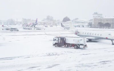 Földön alszanak az emberek – káosz a repülőtereken